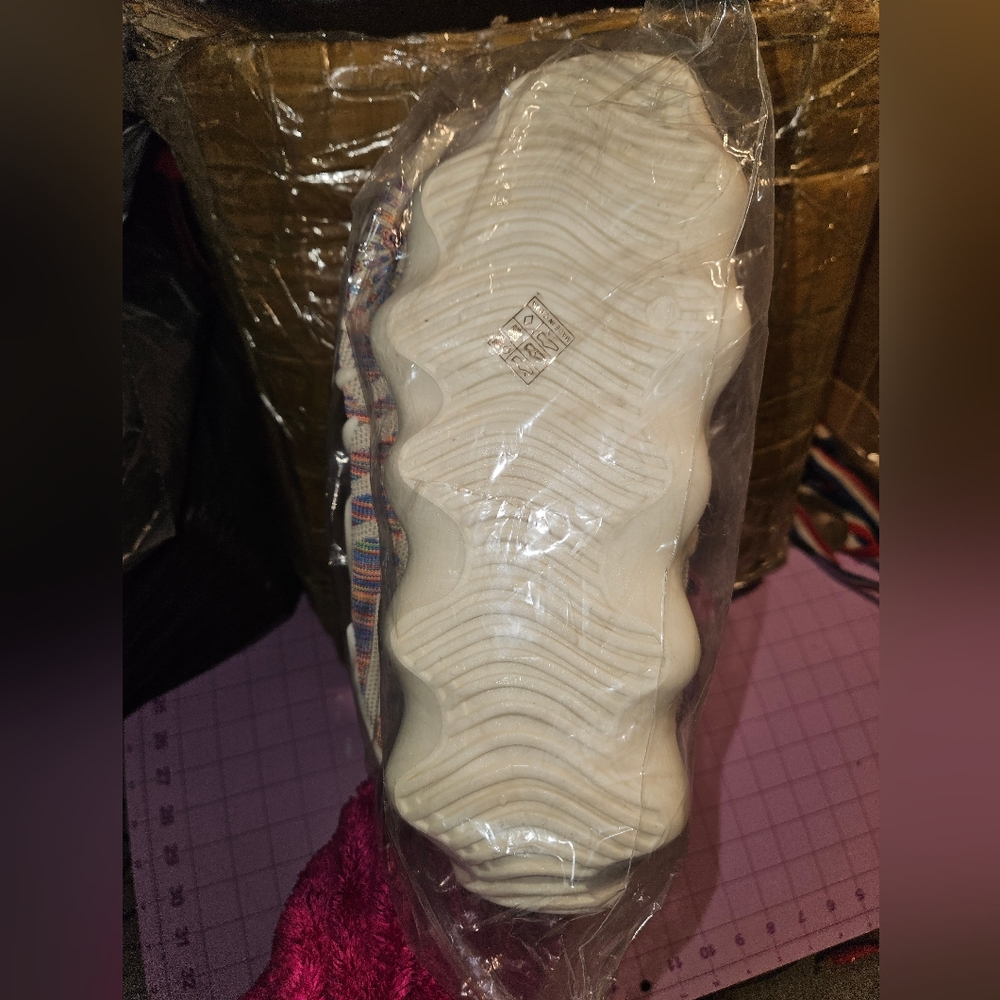 Cream Sneaker - Picture 3 of 3